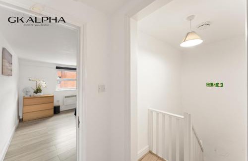Reading City Centre Apartment | 33A Castle Street - Contractor-Friendly 2-Bedroom Apartment in Reading City Centre, Walking Distance from Transportation Hubs, with Wi-Fi & Long Stay deals
