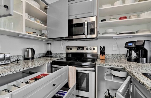 Mission Bay Apartment | 340C - Boca Retreat w/Pool, Parking, Near Evert Tennis & Shops