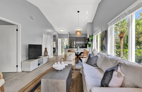 Mission Bay Apartment | 340C - Boca Retreat w/Pool, Parking, Near Evert Tennis & Shops