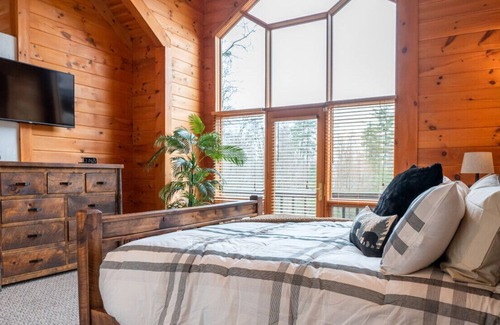 Mill Hall Cabin | 35 min to Penn State with Pond and Hot Tub