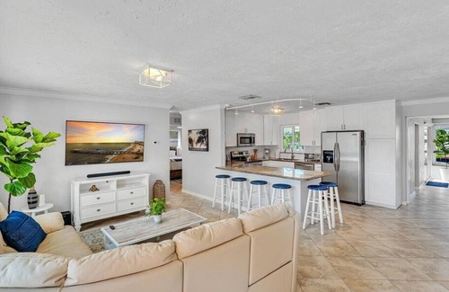 Garden Isles Villa | 350 · Oasis Waterfront! Boat Rental/Spa/BBQ/Kayaks/Pool!