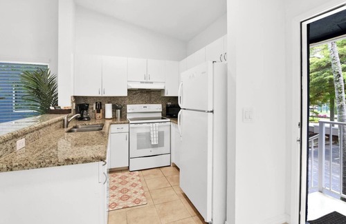 Mission Bay Apartment | 350D - Boca Retreat w/Pool, Parking, Near Evert Tennis & Shops