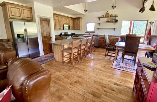 Hanna Cabin | 360views, big cabin, sleeps 12, in Ashley National Forest, 54mls from Park City