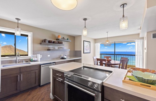 Waikiki Condo | 37th Fl Penthouse | King Bed | AC | Ocean View