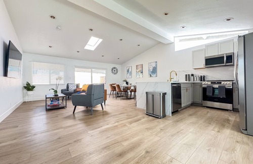 Southwest Anaheim House | 3BD+2BA/Playground/BBQ/10 mins to Disney