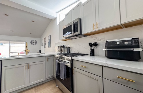 Southwest Anaheim House | 3BD+2BA/Playground/BBQ/10 mins to Disney