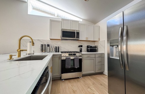 Southwest Anaheim House | 3BD+2BA/Playground/BBQ/10 mins to Disney