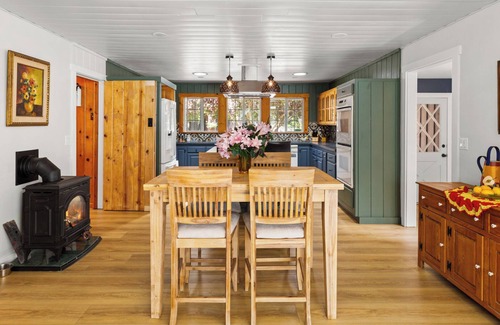 Freestone House | 3bd/2ba Redwood Retreat w/pool