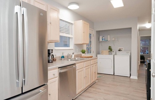 St. Louis House | 3bd, 2bth, 1K&2Q, Walk to park! Park 1 car in Ga.!