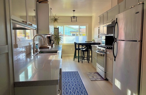 East End House | 3bd Cozy Sunfilled House with Deck Patio Garden - Alameda Oakland Airport