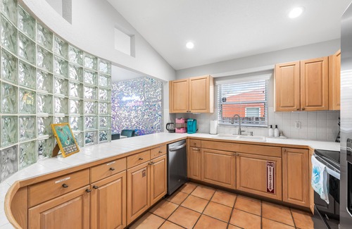 Croissant Park House | 3bd: Pool and 15 Mins to Beach & Airport Retreat