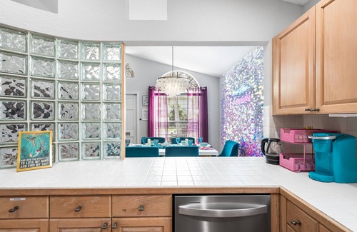 Croissant Park House | 3bd: Pool and 15 Mins to Beach & Airport Retreat