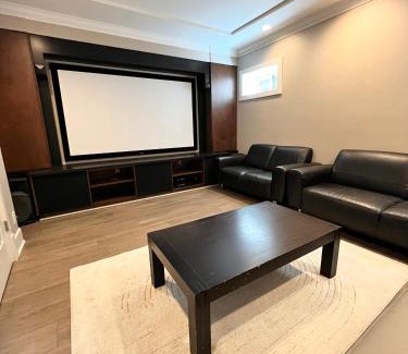 Marpole House | 3Bed 2Bath Steam Sauna Retreat! Family friendly!