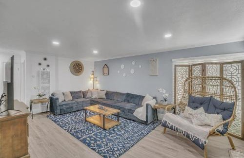 Pacific Beach Apartment | 3bed 3bath blocks to the beach and bay in PB