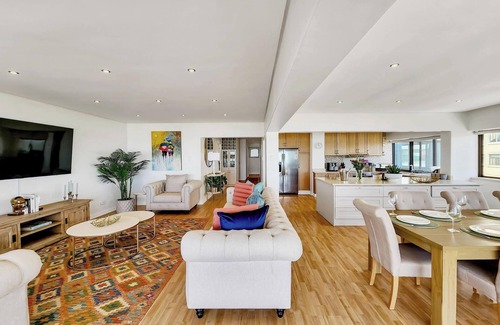 Three Anchor Bay Apartment | 3bed Apartment in Cape Town w Views Ocean Outlook