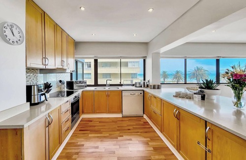 Three Anchor Bay Apartment | 3bed Apartment in Cape Town w Views Ocean Outlook