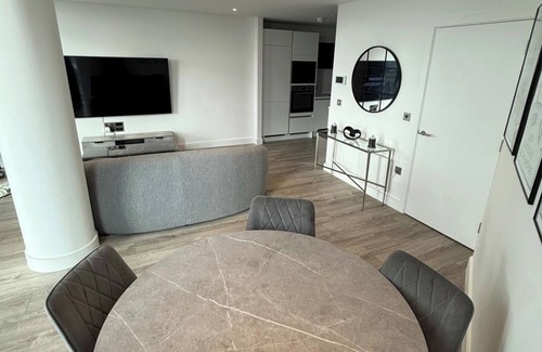 Castlefield Apartment | 3Bed Apt Sleeps 6 - City Central with Wifi