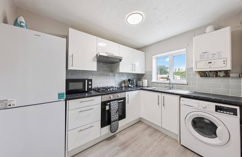 Basildon House | 3Bed Gem, Sleep 7, with a TV in Every Room, Garden, Free Parking and Netflix