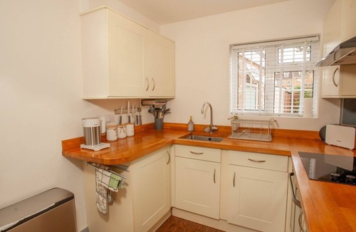 Bracknell House | 3Bed House, Sleeps 7 - Hot Tub, Garden, Parking