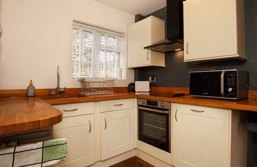 Bracknell House | 3Bed House, Sleeps 7 - Hot Tub, Garden, Parking