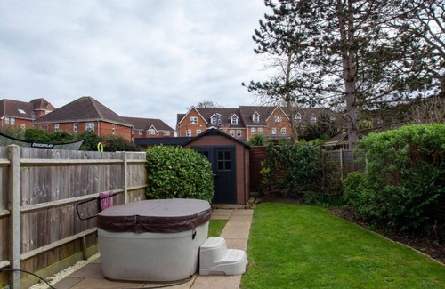 Bracknell House | 3Bed House, Sleeps 7 - Hot Tub, Garden, Parking
