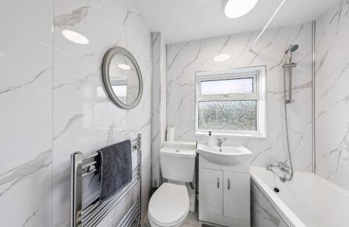 Basildon House | 3Bed, Sleeps 7, TV in Each Room, Garden, Parking