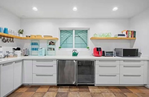 Old Northwood Historic District House | 3Bedroom home w/Hot Tub, Downtown West Palm Beach across from Palm Beach Island