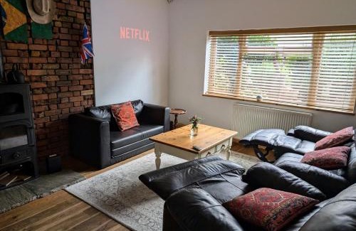 White Hart Lane Villa | 3bedrooms house sleeps10 Garden&Parking Ably Stays
