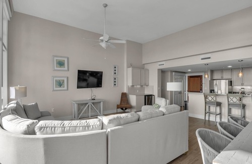 Baytowne Wharf Condo | 3BR/3BA Lasata ~ Top Floor ~ Golf Cart ~ Near Baytowne!