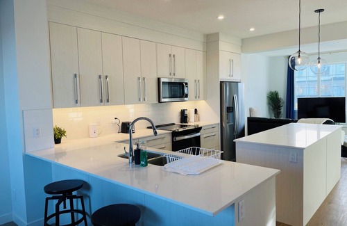 Chestermere House | 3BR,8ppl,KingBeds,GameTable,FREEparking,MountainView