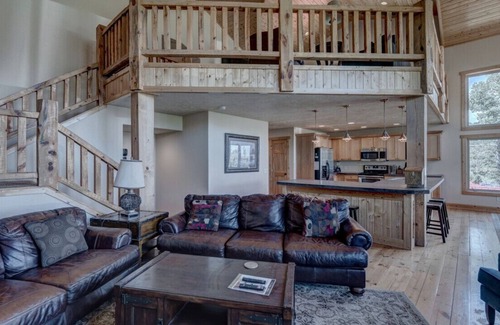 Lead Ski Chalet | 3BR Blackmoon Chalet at Terry Peak w/Hot Tub!