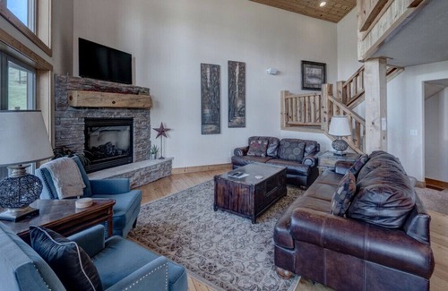 Lead Ski Chalet | 3BR Blackmoon Chalet at Terry Peak w/Hot Tub!