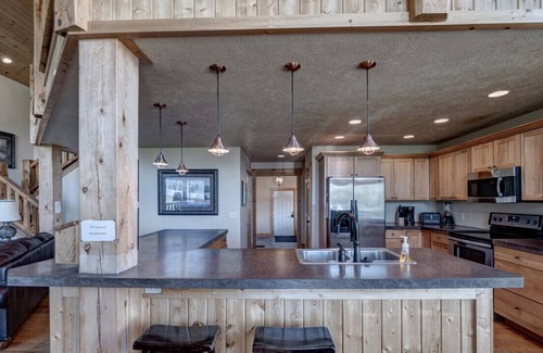 Lead Ski Chalet | 3BR Blackmoon Chalet at Terry Peak w/Hot Tub!