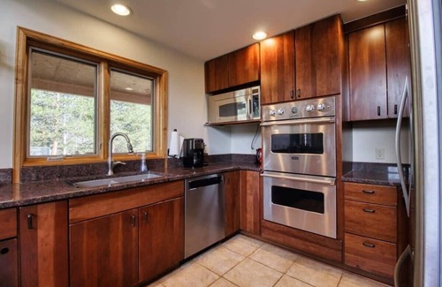 Twin Lakes Cabin | 3BR Cabin Escape - Fenced Yard, Jacuzzi, Pets OK