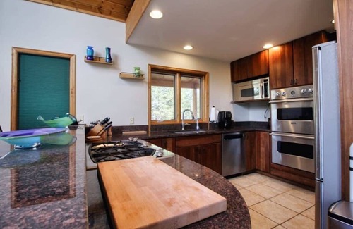 Twin Lakes Cabin | 3BR Cabin Escape - Fenced Yard, Jacuzzi, Pets OK