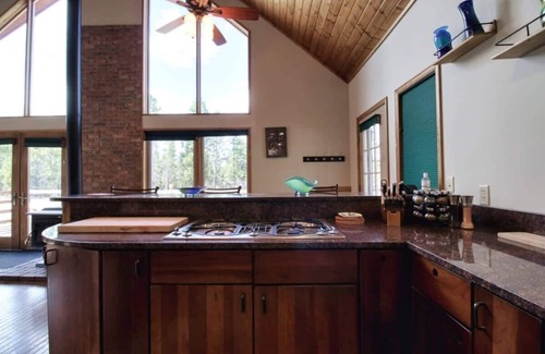 Twin Lakes Cabin | 3BR Cabin Escape - Fenced Yard, Jacuzzi, Pets OK