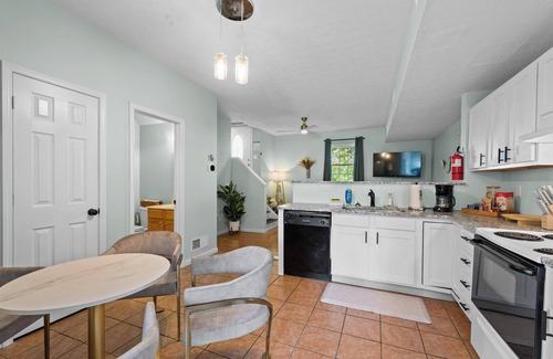 Williamstown Apartment | 3BR Condo for 7 - Only 3 Miles to Ark Encounter!