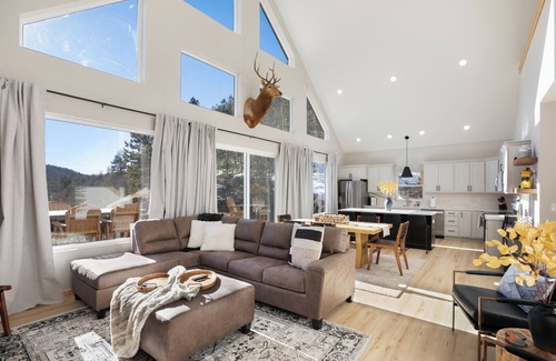 Rainbow Valley Cabin | 3BR Divide Cabin: Starlink, Mtn Views, Hiking Access! Family Friendly - Sleeps 8