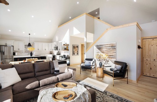 Rainbow Valley Cabin | 3BR Divide Cabin: Starlink, Mtn Views, Hiking Access! Family Friendly - Sleeps 8