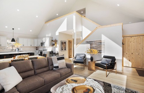 Rainbow Valley Cabin | 3BR Divide Cabin: Starlink, Mtn Views, Hiking Access! Family Friendly - Sleeps 8