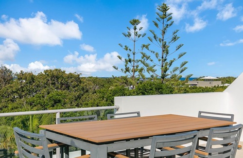 Casuarina Apartment | 3BR Drift Apartment with Rooftop Balcony by uHoliday