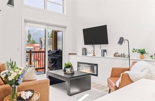 Town Centre House | 3BR Escape BBQ, Balcony, Near Banff & DT