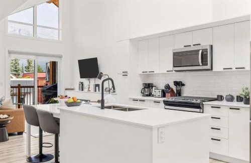 Town Centre House | 3BR Escape BBQ, Balcony, Near Banff & DT