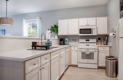 Sunset Beach Condo | 3BR/Ground level/Golf course/5miles to beach