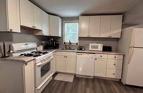 Wildwood House | 3BR Hampton Easy Downtown Access, quiet retreat with lots of privacy