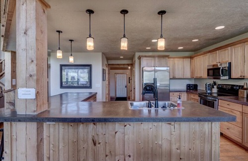 Lead Ski Chalet | 3BR Homesteak Chalet at Terry Peak with Hot Tub!