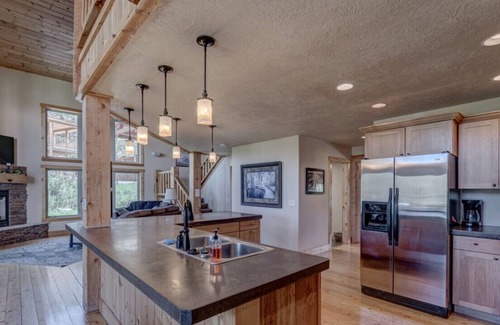 Lead Ski Chalet | 3BR Homesteak Chalet at Terry Peak with Hot Tub!