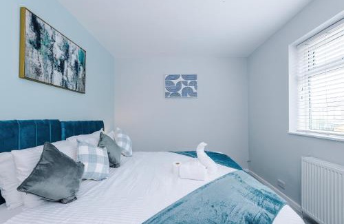 Broadheath House | 3BR House By Eason Stays Short Term Rental Wythenshawe Near Manchester Airport with Free Parking