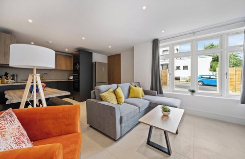 High Barnet House | 3BR House in Prime Barnet Location with Driveway