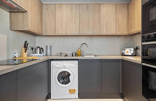 High Barnet House | 3BR House in Prime Barnet Location with Driveway